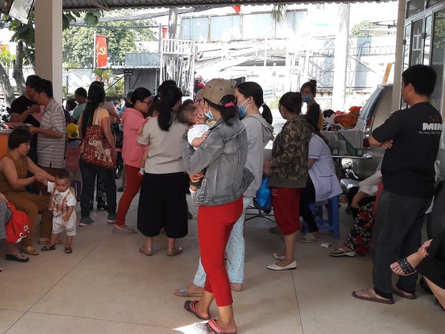 Hết vắc xin 5 trong 1, phụ huynh hoang mang - 3
Các bậc phụ huynh cần thông tin chính thức khi vắc xin cũ đã hết nhưng chưa có vắc xin mới từ Bộ Y tế