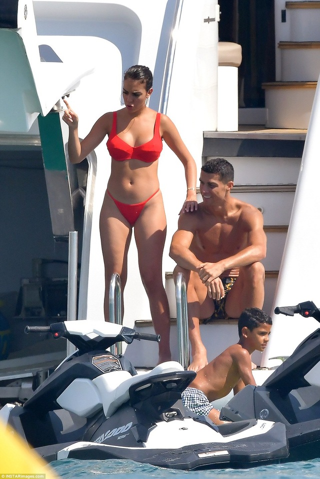 Bạn gái Ronaldo nóng bỏng trên biển - 1
Cristiano Ronaldo cùng bạn gái Georgina Rodriguez và con trai Cristiano Jr đang tận hưởng kỳ nghỉ ở Saint Tropez
