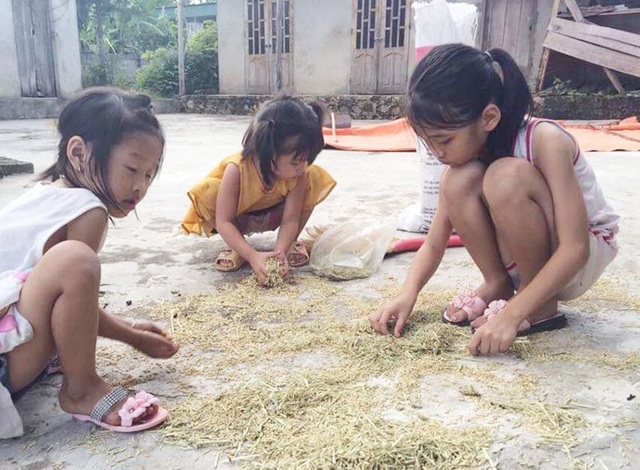 Ba đứa trẻ mồ côi bố cầu mong mẹ khỏi bệnh để được... tới trường - 7 Cả 3 chị em, đứa lớn nhất chỉ mới 10 tuổi đã phải cố gắng tự lo cho bản thân.
