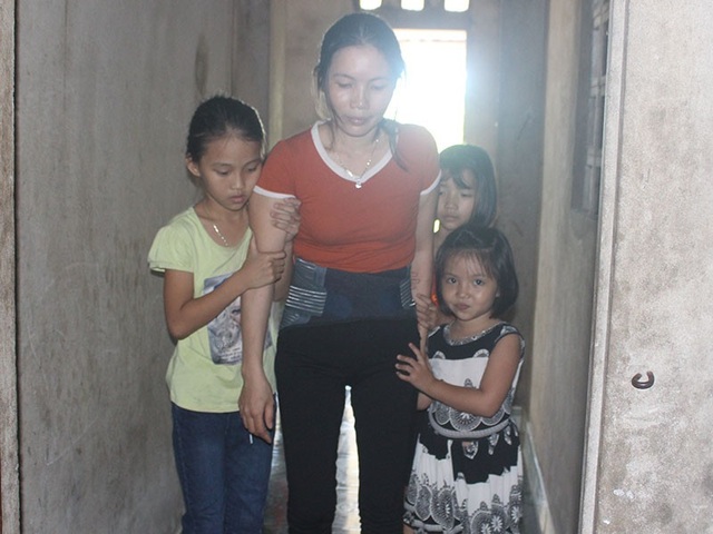 Ba đứa trẻ mồ côi bố cầu mong mẹ khỏi bệnh để được... tới trường - 5 Bệnh tật hành hạ ngay cả việc vệ sinh, đi lại chị cũng phải nhờ sự trợ giúp của 3 đứa con yếu ớt.