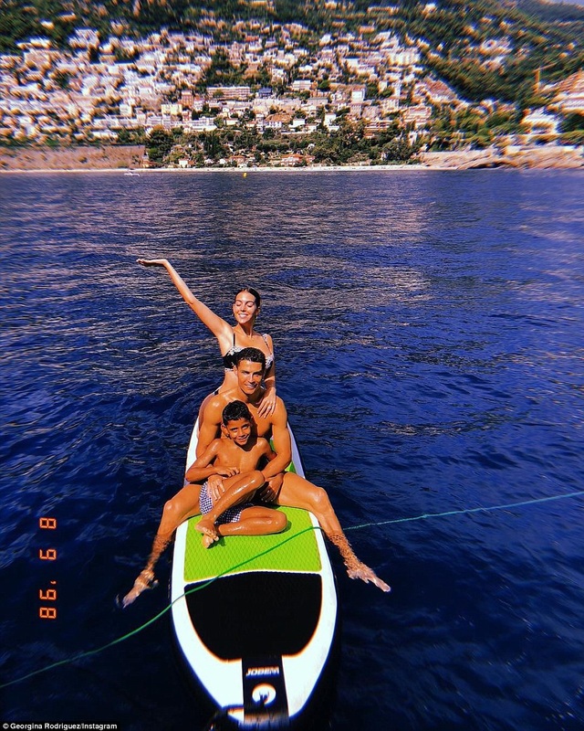 Bạn gái Ronaldo nóng bỏng trên biển - 4
Georgina Rodriguez chia sẻ hình ảnh gia đình hạnh phúc trên trang cá nhân