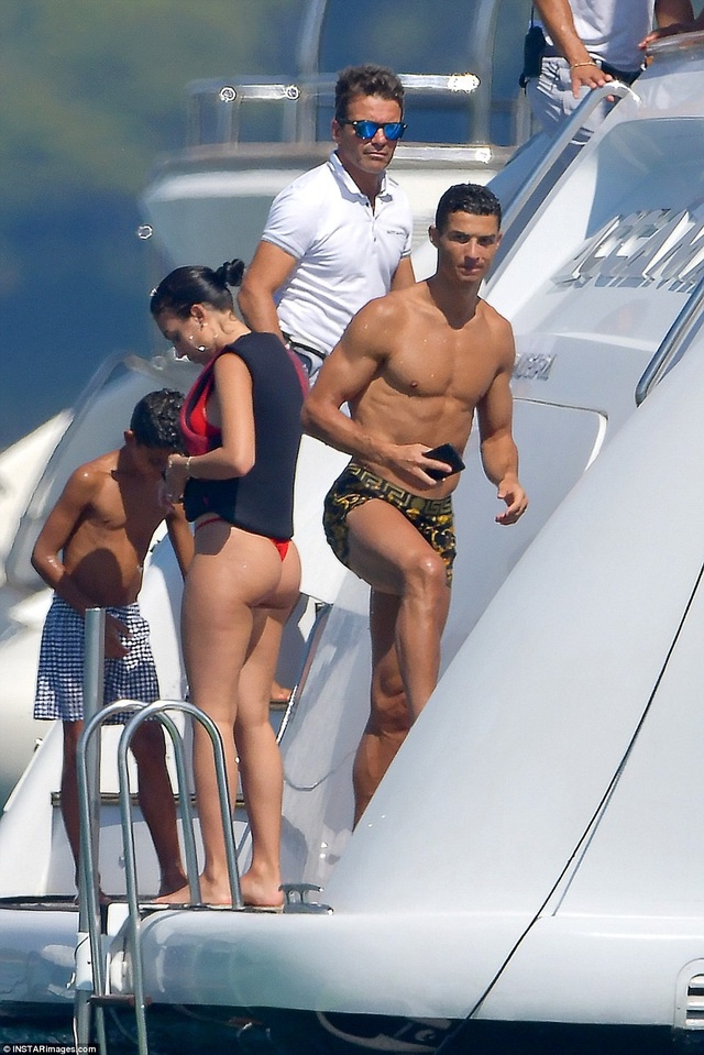 Bạn gái Ronaldo nóng bỏng trên biển - 10
Georgina Rodriguez khoe Ronaldo khéo chăm con
