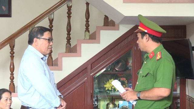 Nguyên Chủ tịch huyện Đông Hòa bị bắt tại nhà riêng - 2 Cơ quan cảnh sát điều tra thực hiện lệnh bắt tạm giam đối với ông Nguyễn Tài