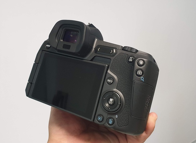 Trên tay máy ảnh mirroless full-frame đầu tiên của Canon tại Việt Nam - 7 Trên tay máy ảnh mirroless full-frame đầu tiên của Canon tại Việt Nam - 7
