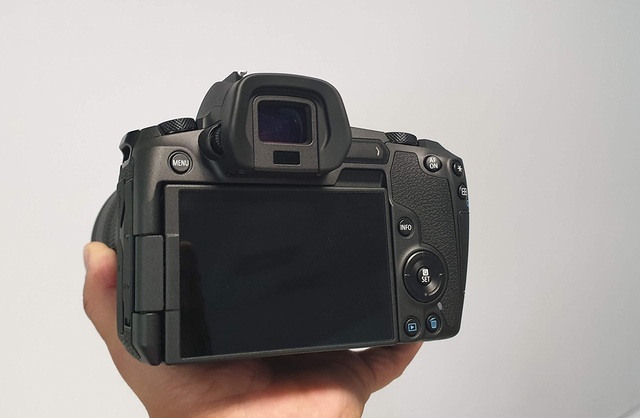 Trên tay máy ảnh mirroless full-frame đầu tiên của Canon tại Việt Nam - 6 Trên tay máy ảnh mirroless full-frame đầu tiên của Canon tại Việt Nam - 6