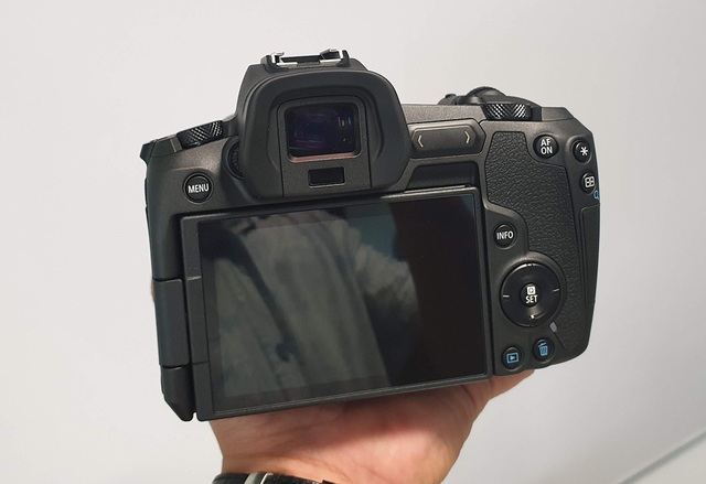 Trên tay máy ảnh mirroless full-frame đầu tiên của Canon tại Việt Nam - 4 Trên tay máy ảnh mirroless full-frame đầu tiên của Canon tại Việt Nam - 4