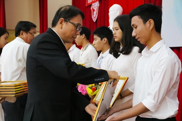 Tuyên dương sinh viên tài năng và thủ khoa của Đại học Huế - 2 PGS.TS. Nguyễn Quang Linh trao giấy khen và phần thưởng cho các tân sinh viên thủ khoa