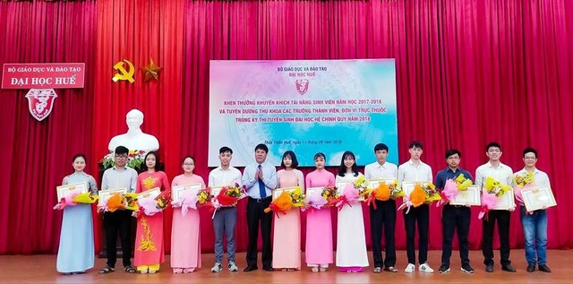 Tuyên dương sinh viên tài năng và thủ khoa của Đại học Huế - 1 Các sinh viên tài năng của Đại học Huế được giải các kỳ thi cấp quốc gia, quốc tế