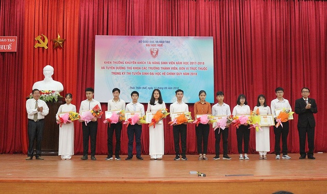 Tuyên dương sinh viên tài năng và thủ khoa của Đại học Huế - 3 11 tân sinh viên thủ khoa Đại học Huế năm học mới 2018-2019