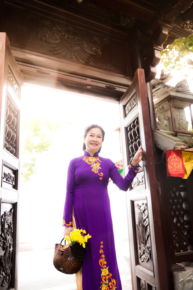 NSƯT Diệu Thuần: "Tôi thỏa mãn với gia đình nhỏ bé của mình" - 6 Nữ nghệ sĩ dịu dàng trong tà áo dài tím.