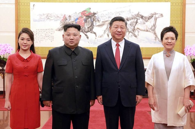 Triều Tiên đón “luồng gió mới” mang dấu ấn nhà lãnh đạo Kim Jong-un - 4 Đệ nhất phu nhân Triều Tiên Ri Sol-ju nắm tay nhà lãnh đạo Kim Jong-un khi chụp ảnh chung cùng Chủ tịch Trung Quốc Tập Cận Bình và phu nhân Bành Lệ Viện tại Bắc Kinh (Ảnh: Dailymail)