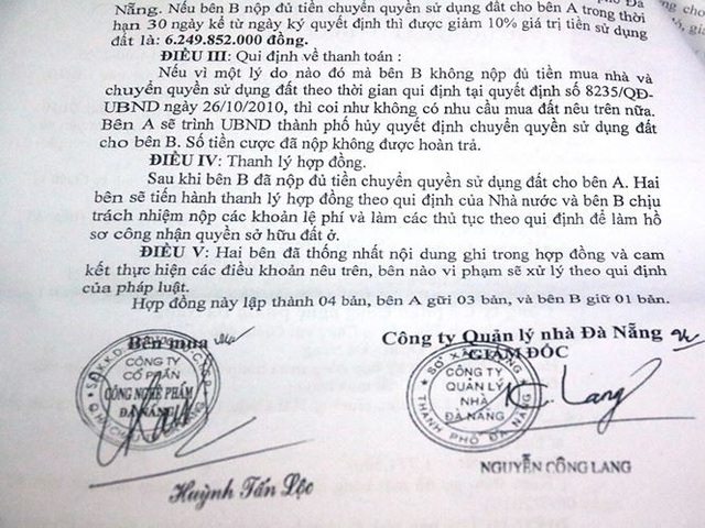 Nhà đất công ở Đà Nẵng liên quan đến Vũ "nhôm" bây giờ ra sao? - 1
Một hợp đồng mua bán nhà đất công sản giữa bên mua là Cty CP Công nghệ Phẩm Đà Nẵng do ông Huỳnh Tấn Lộc làm giám đốc và Cty quản lý nhà Đà Nẵng do ông Nguyễn Công Lang làm giám đốc.