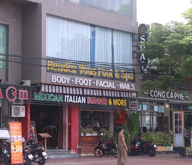 Nhà đất công ở Đà Nẵng liên quan đến Vũ "nhôm" bây giờ ra sao? - 2
Số 57 Lê Duẩn hiện nay một phần đang được cho thuê buôn bán thời trang, phần còn lại đang xây dựng khách sạn cao tầng.