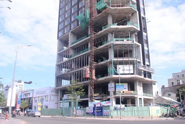 Nhà đất công ở Đà Nẵng liên quan đến Vũ "nhôm" bây giờ ra sao? - 3
Số 57 Lê Duẩn hiện nay một phần đang được cho thuê buôn bán thời trang, phần còn lại đang xây dựng khách sạn cao tầng.