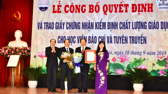 Trường Báo chí và Tuyên truyền triển khai xây dựng "Học viện thông minh" - 2 GS,TSKH Bành Tiến Long, Ủy viên Hội đồng Chính sách khoa học và Công nghệ quốc gia, Ủy viên Hội đồng chức danh giáo sư nhà nước, nguyên Thứ trưởng thường trực Bộ Giáo dục và Đào tạo và PGS,TS Nguyễn Phương Nga – Giám đốc Trung tâm KĐCLGD – Hiệp hội các trường ĐHCĐ Việt Nam trao Giấy chứng nhận KĐCLGD và tặng hoa chúc mừng Học viện Báo chí và Tuyên truyền. Ảnh: AJC