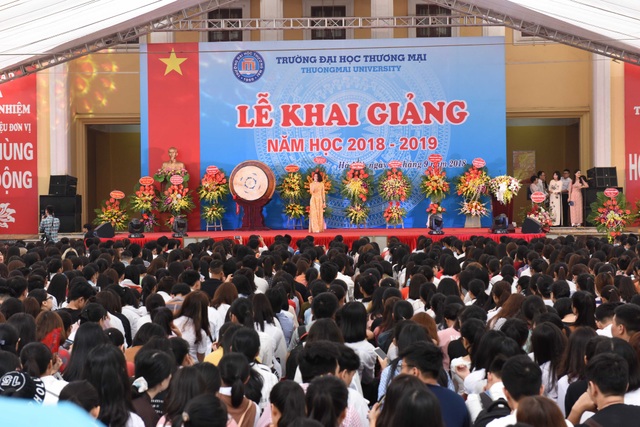 Phó Chủ tịch nước Đặng Thị Ngọc Thịnh dự Lễ khai giảng trường ĐH Thương Mại - 1
Hơn 4000 sinh viên dự lễ khai giảng