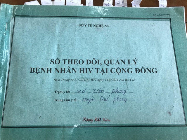 Xã nghèo có hơn 400 người điều trị HIV - 2 “Cuốn sổ tử” theo thời gian vẫn dài thêm khiến nữ trạm trưởng không khỏi đau lòng.