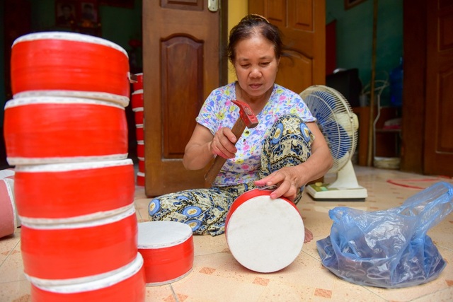 Làng làm trống đồ chơi tất bật vào mùa Trung thu - 12
Sau cùng, quai được gắn lên trống, món đồ chơi truyền thống đã hoàn thiện.