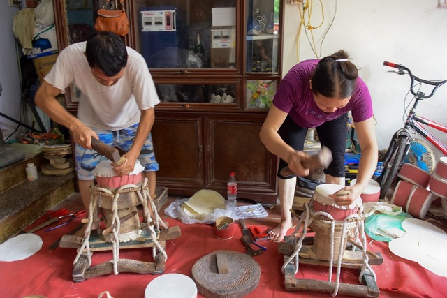 Làng làm trống đồ chơi tất bật vào mùa Trung thu - 5
Tiếp đến là công đoạn bưng da cho trống. Công đoạn đòi hỏi nhiều kinh nghiệm nhất, cả làng chỉ còn ít người làm được khâu này. Mỗi ngày tôi làm khoảng 30 đến 40 chiếc trống. Công việc bưng da cho trống đòi hỏi kỹ thuật cao, làm sao cho trống phát ra âm thanh mà không bị rách da, ông Nguyễn Đình May chia sẻ.