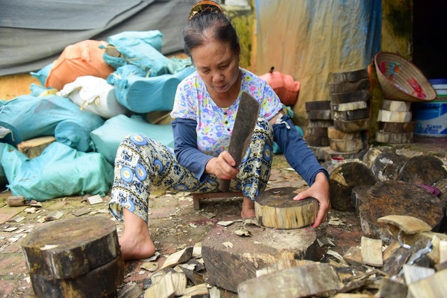 Làng làm trống đồ chơi tất bật vào mùa Trung thu - 2
Loại gỗ để làm trống trước kia hay dùng là gỗ mít, nhưng nay sử dụng chủ yếu là gỗ trám, bồ đề hoặc mỡ. Mẹ anh Huy đảm nhiệm công đoạn đầu tiên của làm trống là đẽo gỗ thành hình tròn.