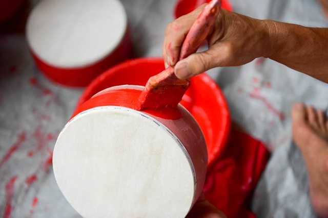 Làng làm trống đồ chơi tất bật vào mùa Trung thu - 11
Ông Vũ Huy Linh (người sơn trống) cho biết: Nhìn thì có vẻ dễ nhưng sơn trống không hề đơn giản chút nào. Sơn phải đều, quan trọng nhất là không được dính sơn vào phần da và mặt trống. Nếu dính coi như chiếc trống đó bị lỗi.