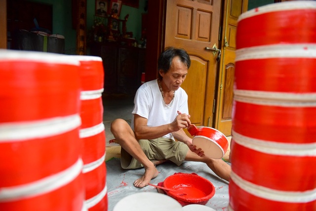 Làng làm trống đồ chơi tất bật vào mùa Trung thu - 10
Bước tiếp theo là sơn trống, thường là màu đỏ.