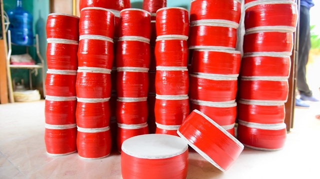 Làng làm trống đồ chơi tất bật vào mùa Trung thu - 13
Vào dịp Trung thu, số lượng trống bán ra tăng mạnh, đa số do thương lái ở Hà Nội thu mua với giá trung bình từ 50 - 100 nghìn đồng mỗi chiếc.