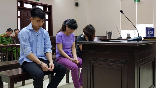Điều bất ngờ ở phiên phúc thẩm vụ cháy quán karaoke khiến 13 người chết - 2 Các bị cáo luôn cúi mặt suốt phiên xử.