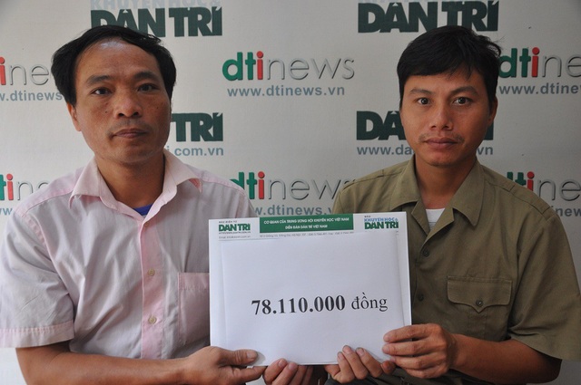 Hơn 78 triệu đồng đến với chị em bé Uyên - 3 Anh trai và chồng chị Mềm nhận món quà của bạn đọc báo điện tử Dân trí.