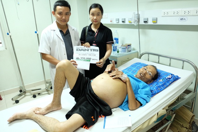 Trao hơn 46 triệu đồng đến hai vợ chồng đều bị ung thư - 1 Hơn 46 triệu đồng bạn đọc ủng hộ đã được trao đến ông Hà Phúc Thanh