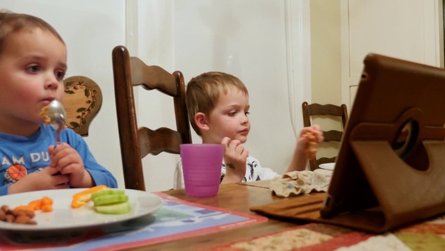 Làm sao cho trẻ ăn ngon mỗi ngày mà không cần ipad? - 1 Các chuyên gia cho biết, cách “đánh lừa”, dụ dỗ để trẻ ăn thông qua các hoạt động này vô hình chung khiến trẻ như một cỗ máy chỉ biết há miệng, nhai và nuốt. Bản thân trẻ không được kích thích bởi thần kinh, từ đó dịch vị không tiết ra để tiêu hóa thức ăn. Dẫn đến thức ăn khó tiêu, khó hấp thu hết các dưỡng chất trong thức ăn. Vì thế, bố mẹ tưởng bé ăn, hấp thu dinh dưỡng nhưng kết quả thì phản ngược lại.