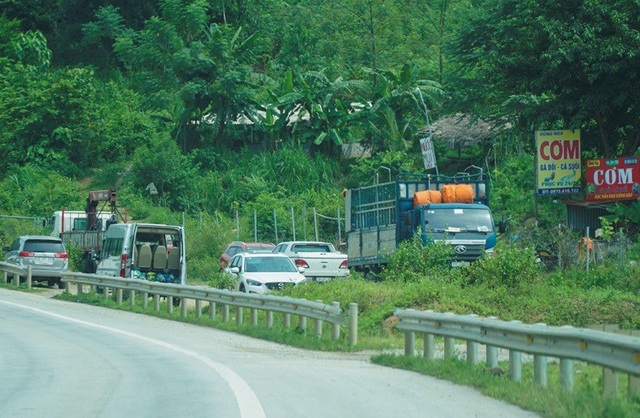 "Bát nháo" trên cao tốc Nội Bài – Lào Cai: Người dân phá rào mở quán, xe khách "làm loạn" - 2
Rất nhiều xe ô tô trong hành trình trên cao tốc đã tạt vào quán cơm, đỗ kín bãi xe lậu ven đường.