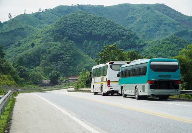 "Bát nháo" trên cao tốc Nội Bài – Lào Cai: Người dân phá rào mở quán, xe khách "làm loạn" - 4
Thậm chí có xe khách dừng đỗ ngay ở làn đường khẩn cấp của cao tốc để... nghỉ ăn cơm. Chỗ này đúng đoạn đường cua xuống dốc nên rất nguy hiểm.