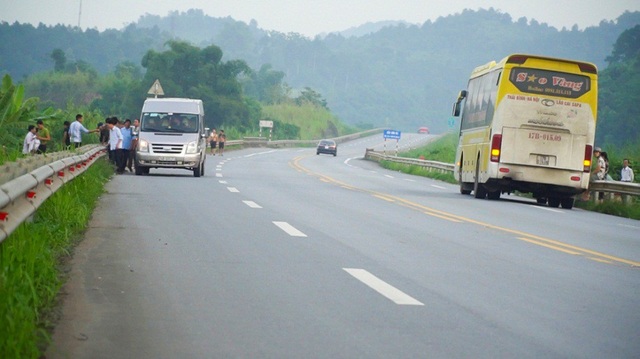 "Bát nháo" trên cao tốc Nội Bài – Lào Cai: Người dân phá rào mở quán, xe khách "làm loạn" - 13
Còn tại km 224-225, đoạn qua địa phận tỉnh Lào Cai, cảnh bến dù xe cóc hoạt động tấp nập hơn. Nhiều tài xế dừng phương tiện 10-15 phút để chờ đợi hành khách, hàng hóa, người dân đi bộ dưới lòng đường, tạo nên một khung cảnh hỗn độn như... đường làng.