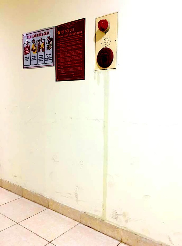 Mua nhà ở xã hội của HUD, cư dân bức xúc vì "vừa mưa đã lo thấm dột" - 2
Nước chảy ra từ chuông, đèn báo cháy.