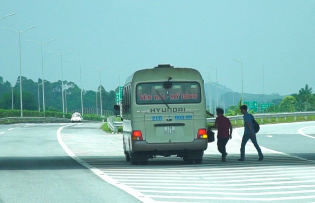 "Bát nháo" trên cao tốc Nội Bài – Lào Cai: Người dân phá rào mở quán, xe khách "làm loạn" - 14
Tình trạng này diễn ra khá phổ biến tại dọc tuyến cao tốc dài gần 300km.