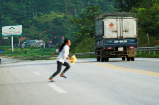 
Trên cao tốc Nội Bài - Lao Cai, các phương tiện đi ở tốc độ cao nên những hành động xe rào của người dân rất nguy hiểm.
