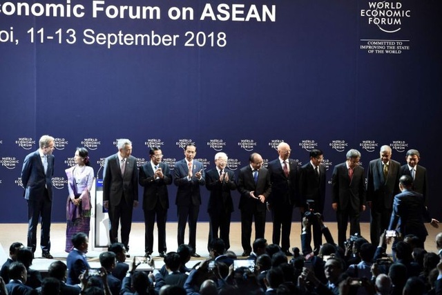 WEF ASEAN: Các nước tìm cách ứng phó với chiến tranh thương mại - 1 Các nhà lãnh đạo dự Diễn đàn Kinh tế Thế giới về ASEAN tại Việt Nam ngày 12/9 (Ảnh: AFP)