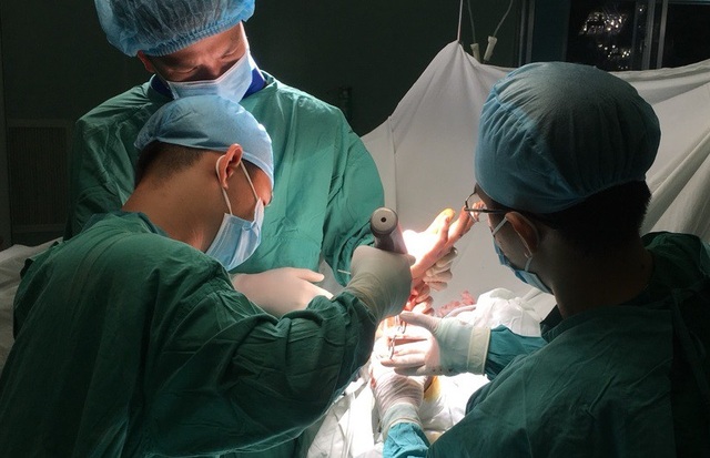 Bị côn đồ chém lìa tay khi đưa người đi cấp cứu - 1 Các bác sĩ đã tiến hành vi phẫu nối tay cho người bệnh
