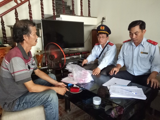 Tạm đình chỉ cơ sở bánh trung thu không đảm bảo vệ sinh - 1 Đoàn kiểm tra lập biên bản vi phạm của cơ sở bánh trung thu Bảo Hưng