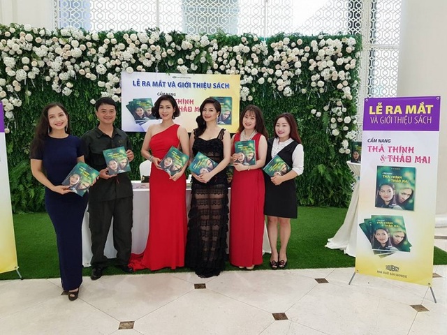 Phim Việt quá lố khi “lợi dụng” phần ngoại truyện để quảng cáo? - 2 Phần ngoại truyện của Phía trước là bầu trời thực ra là một buổi giới thiệu sách.