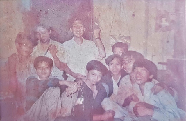 Chia sẻ của anh “thợ sửa xe” khiến GS Hồ Ngọc Đại tự hào hơn cả GS Ngô Bảo Châu - 3
Anh thợ sửa xe và các bạn học cũ thời cấp 2 ở trường Thực nghiệm của GS Hồ Ngọc Đại.