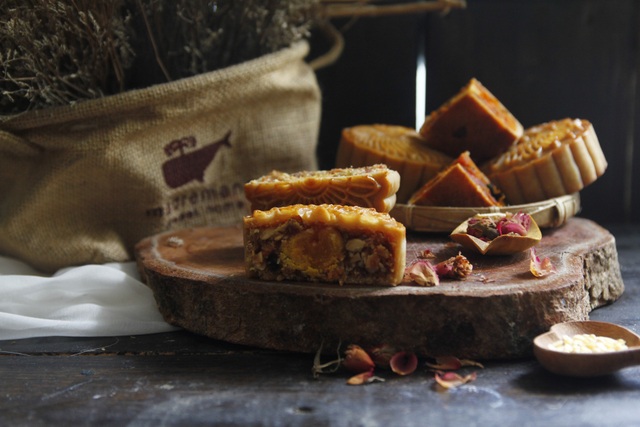 Bánh trung thu handmade bão hoà, dân buôn chỉ dám làm cầm chừng - 2 Bánh trung thu truyền thống hiện đang bão hoà