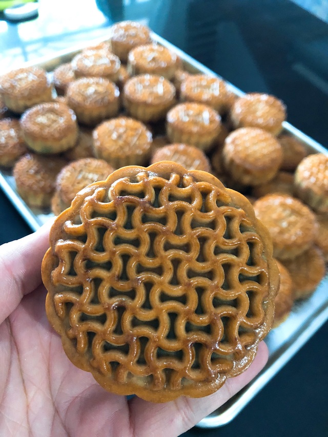 Bánh trung thu handmade bão hoà, dân buôn chỉ dám làm cầm chừng - 4 Bánh nướng
