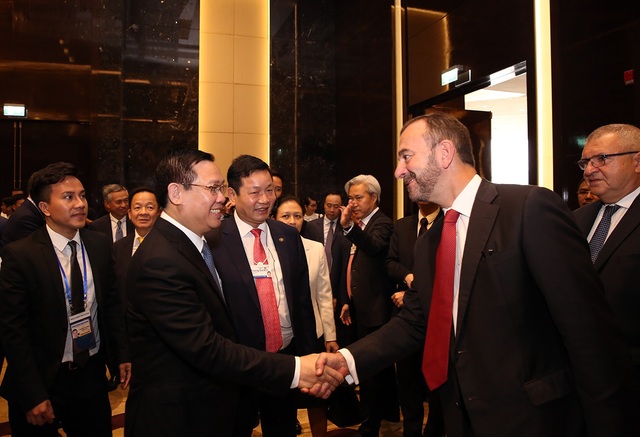 Phó Thủ tướng: Chính phủ đang nghiên cứu hình thức “cổ phiếu vàng” - 2 Phó Thủ tướng Vương Đình Huệ và lãnh đạo các Tập đoàn tại cuộc đối thoại