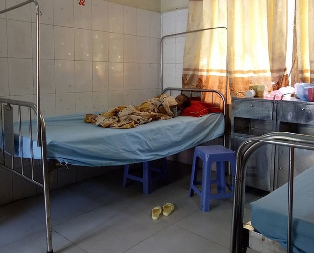 Vụ cháu bé ngủ co ro ngoài đường: Mẹ đẻ từ chối nuôi con vì gia đình ‘mới’ quá nghèo? - 2 Hiện tại em H. đang được đưa vào Bệnh viện đa khoa huyện Mèo Vạc để điều trị suy dinh dưỡng nặng và giun sán do bé không có gì ăn, hàng ngày bé ăn linh tinh gây tiêu hoá không tốt (Ảnh: Hồng Ngọc)