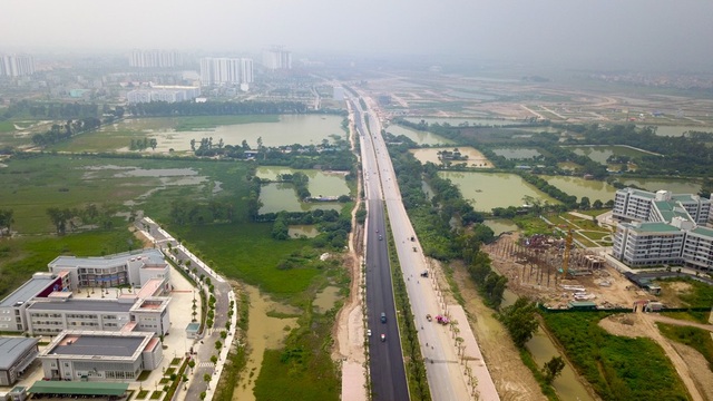 Ngắm từ trên cao tuyến đường 5.000 tỷ nối bốn quận, huyện tại Hà Nội - 2
Tuyến đường dự tính hoàn thành năm 2014, nhưng sau khoảng 10 năm thi công tuyến đường mới chuẩn bị hoàn thành giai đoạn 1 với 20km. Đây là tuyến đường kết nối trung tâm Hà Nội tới vùng du lịch tâm linh với các khu du lịch nổi tiếng như chùa Hương, khu du lịch Tam Chúc, Vân Long, Tràng An, chùa Bái Đính.