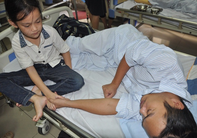 Mẹ bỏ đi, bé 7 tuổi lên viện chăm bố thập tử nhất sinh - 2 Anh Kiên bị bệnh máu khó đông đã nhiều năm nay nhưng không có tiền đi chữa trị.