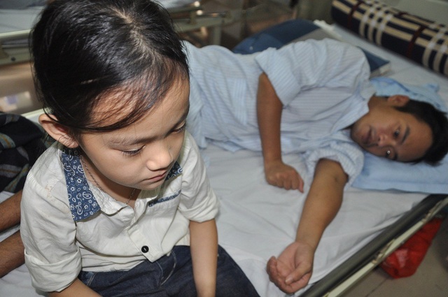Mẹ bỏ đi, bé 7 tuổi lên viện chăm bố thập tử nhất sinh - 6 Cô bé sợ bố sẽ chết thì không có ai nuôi mình.
