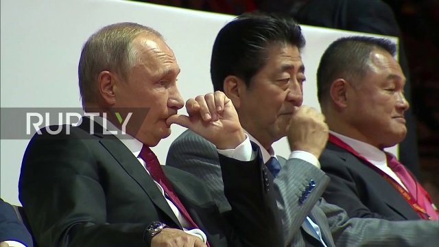 Tổng thống Putin xem thi đấu judo cùng Thủ tướng Nhật Bản - 1 Tổng thống Nga Vladimir Putin, Thủ tướng Nhật Bản Shinzo Abe và Tổng thống Mông Cổ Khaltmaagiin Battulga (từ trái qua phải) chăm chú theo dõi các trận đấu (Ảnh: Ruptly)